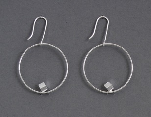 Örringar
"Tredimensionell kub".
Silver (1989).
Pris 950 kr. Örringar
"Tredimensionell kub".
Silver (1989).
Pris 950 kr.